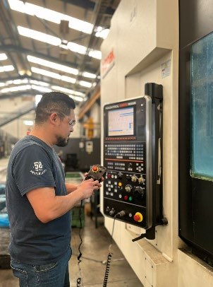 Operador en centro de maquinado CNC