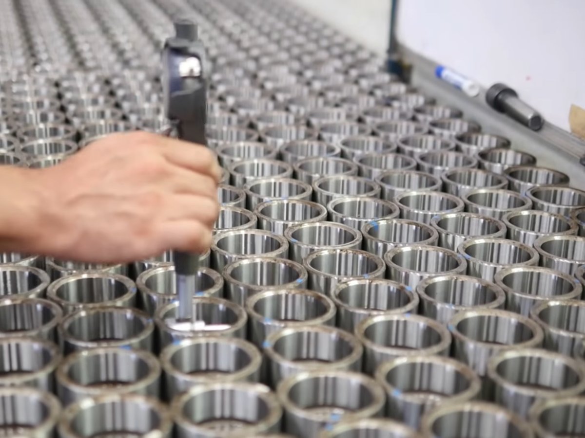 Producción a volumen: bujes maquinados en CNC